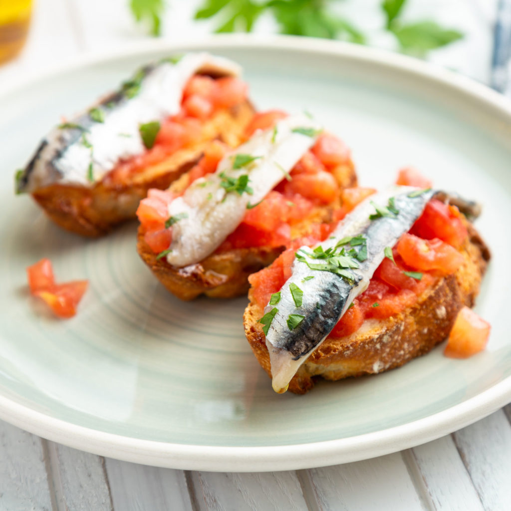 Anchois marines tartare de tomates au basilic