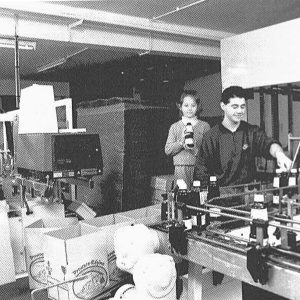Céline Garnier petite fille d'Emile Noël  et Thierry Serre, sur la chaine d'embouteillage